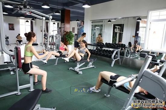 長腿、翹臀的完美身材美女哪里多集中？除了春熙路，可能也就是四川西南航空職業(yè)學院健身房了。近日，該校一組美女健身房性感照片走紅網(wǎng)絡(luò)，時尚炫酷高大上的健身房加長腿翹臀完美身材的俏空姐，讓網(wǎng)友觀后直呼：“看美女不用去春熙路被暴曬了，到西航健身房吹著空調(diào)撩師妹去。”