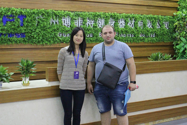 俄羅斯客戶來中國找跑步機工廠